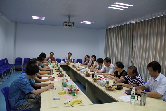 三峽職院領(lǐng)導(dǎo)和厚溥公司領(lǐng)導(dǎo)層會(huì)議討論現(xiàn)場