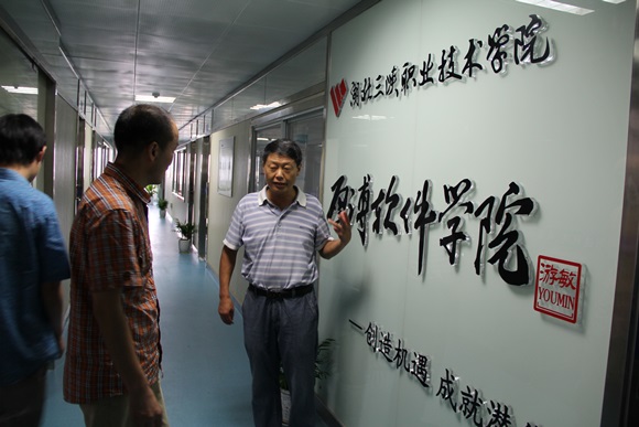 校長游敏（右一）、董事長陳相陽（右二）查看教學(xué)場所